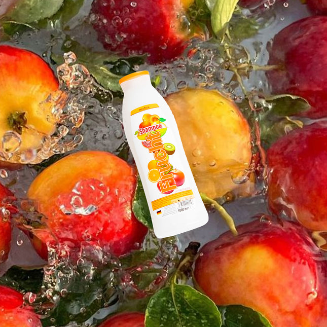 Fruchtshampoo mit Apfelduft – belebende Haarpflege mit fruchtigem Aroma, inszeniert zwischen frischen Äpfeln und Wasser

