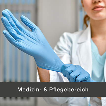 Medizin- und Pflegebereich: Ärztin zieht blaue Einweghandschuhe an, geeignet für medizinische und pflegerische Anwendungen