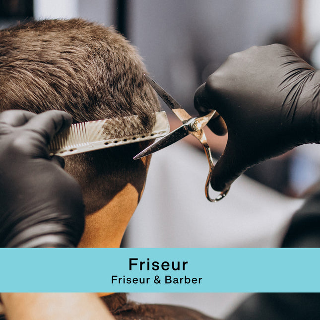 Friseur bei Haarschnitt mit schwarzen Nitrilhandschuhen – ideal für Barbershops und Salons

