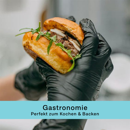 Koch mit schwarzen Nitrilhandschuhen hält Burger – ideal für Gastronomie, Küche und Catering

