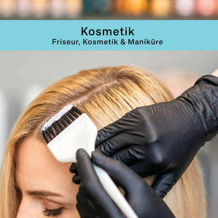 Kosmetikerin färbt Haare mit schwarzen Nitrilhandschuhen – ideal für Friseur und Beauty-Salon