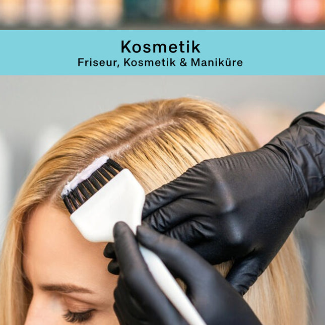 Kosmetikerin färbt Haare mit schwarzen Nitrilhandschuhen – ideal für Friseur und Beauty-Salon