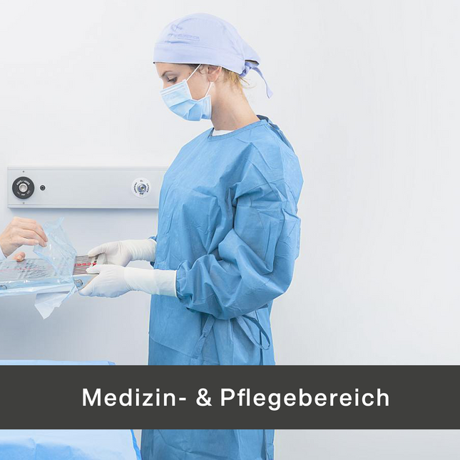 Frau in OP-Kleidung mit Maske und Haube im Medizin- und Pflegebereich – sterile Übergabe medizinischer Instrumente

