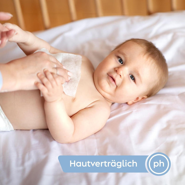 Baby wird mit einem sanften Sleepy Feuchttuch gereinigt – hautverträglich und mild zur empfindlichen Haut