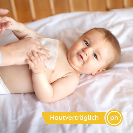 Baby wird mit einem Sleepy Kamille Feuchttuch gereinigt – mild und hautverträglich