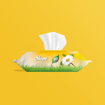 Geöffnete Packung Sleepy Kamille Feuchttücher mit herausgezogenem Tuch auf gelbem Hintergrund