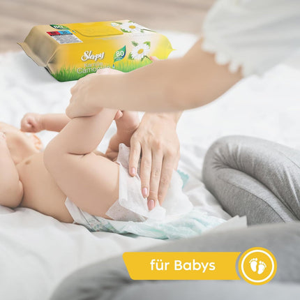 Kind wird mit einem Sleepy Kamille Feuchttuch gereinigt – sanft und pflegend