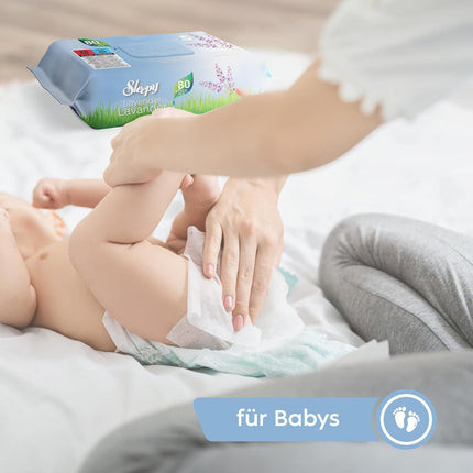 Baby wird mit einem Sleepy Lavendel Feuchttuch gereinigt – sanft, hautfreundlich und ideal für empfindliche Haut