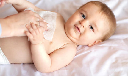 Baby wird mit einem Sleepy Rose Feuchttuch gereinigt – mild und hautverträglich