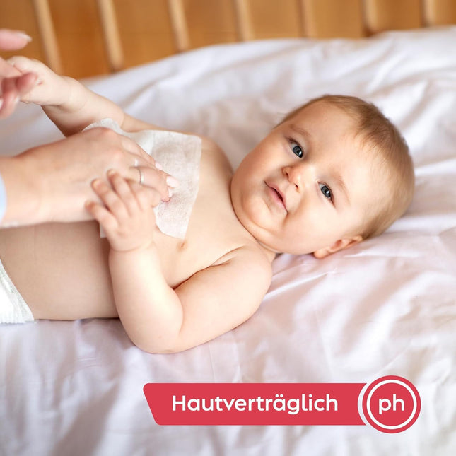 Baby wird mit einem Sleepy Rose Feuchttuch gereinigt – mild und hautverträglich