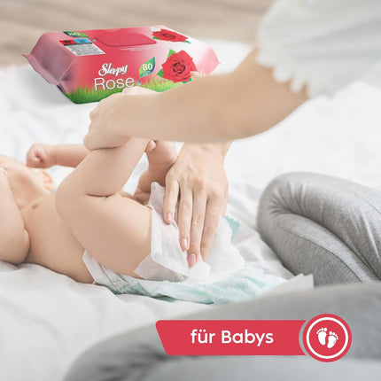 Kind wird mit einem Sleepy Rose Feuchttuch gereinigt – sanft und hautfreundlich